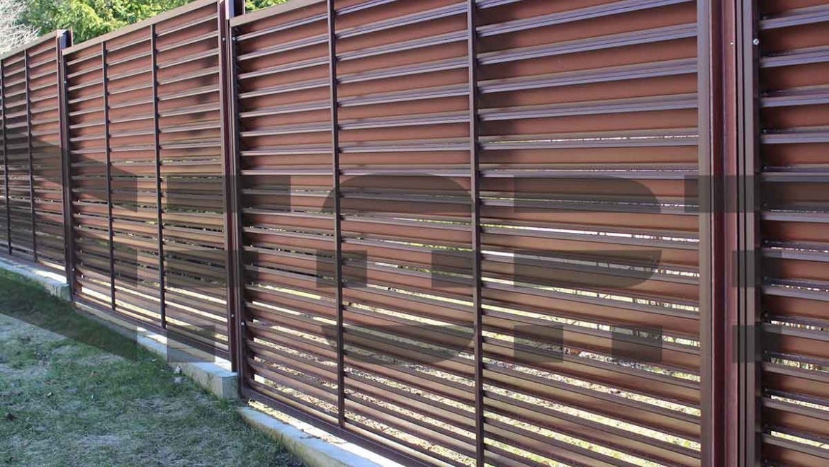 Забор жалюзи металлический fort lux для частного дома
