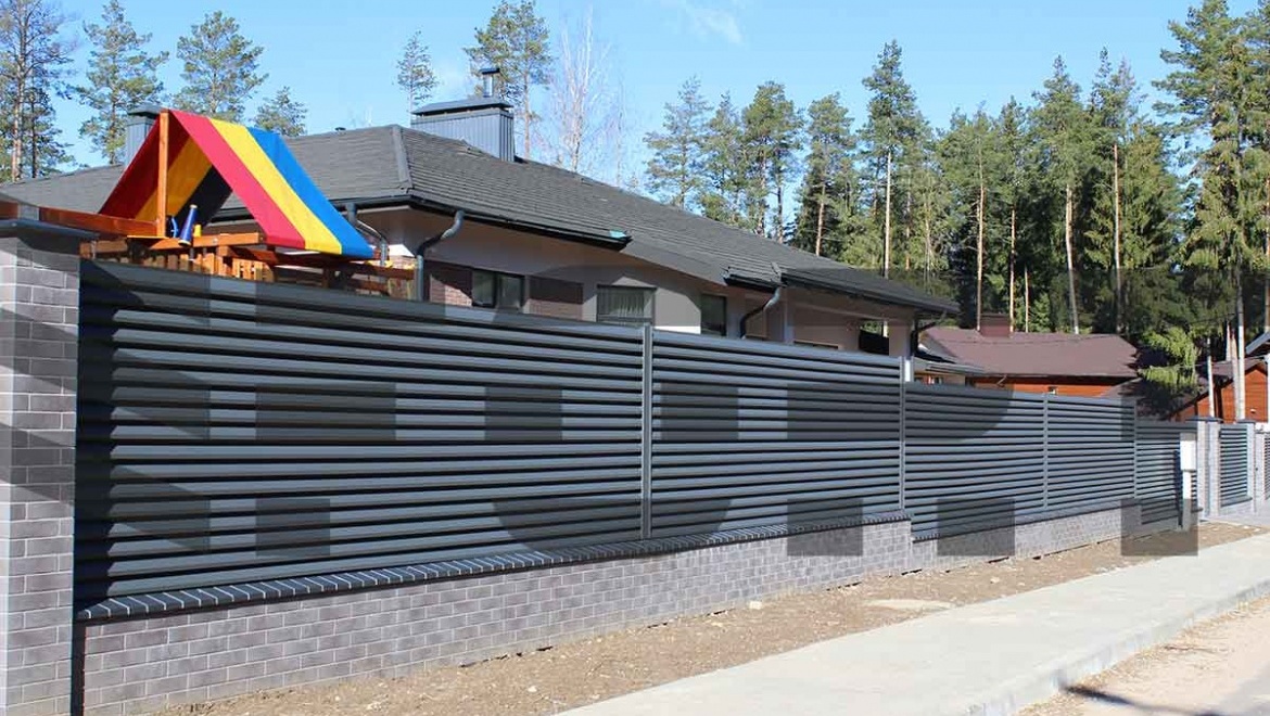 забор жалюзи металлический fort lux для частного дома